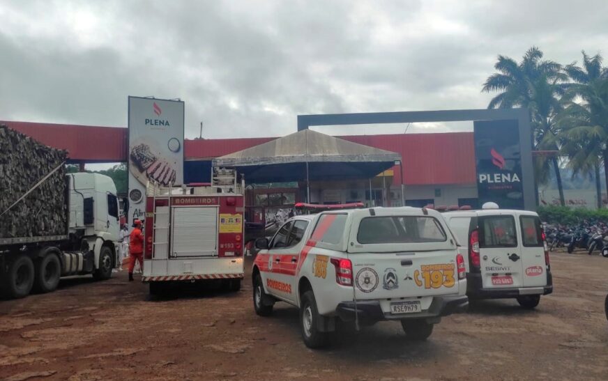 Bombeiros militares atuam no atendimento de funcionários com intoxicação por amônia, em Paraíso do Tocantins