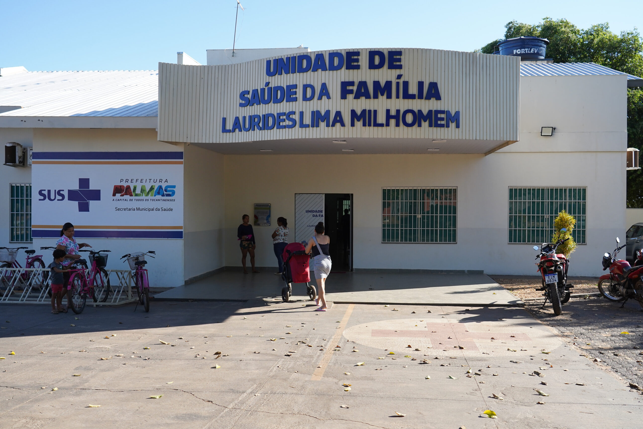 Agentes de saúde de Palmas distribuem ímãs de geladeira com informações sobre serviços do Ministério Público no acolhimento a vítimas de crimes