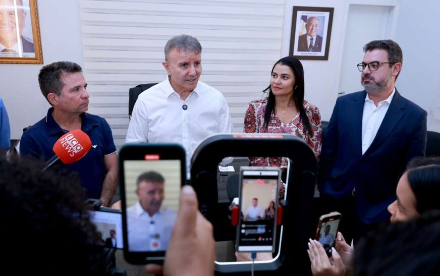 Prefeito Eduardo Siqueira Campos anuncia concessão de direitos aos servidores públicos no Dia do Servidor